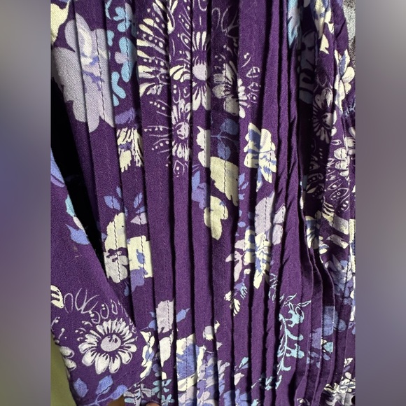 Woman within 28W purple dress - Picture 3 of 5